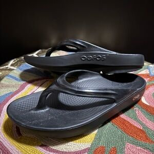 Black Oofo oolala sandal size 8